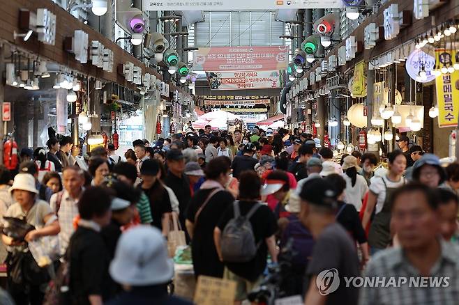 서울 시내 전통시장에서 시민들이 장을 보고 있는 모습 [연합뉴스 자료사진]