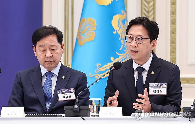 배경훈 부총리, 3대 메가프로젝트 지원방안 발표 (서울=연합뉴스) 한상균 기자 = 배경훈 부총리 겸 과학기술정보통신부 장관이 13일 청와대에서 이재명 대통령 주재로 열린 국가재정전략회의에서 'AI데이터센터·피지컬AI' 관련 지원방안을 발표하고 있다. 2026.7.13 xyz@yna.co.kr