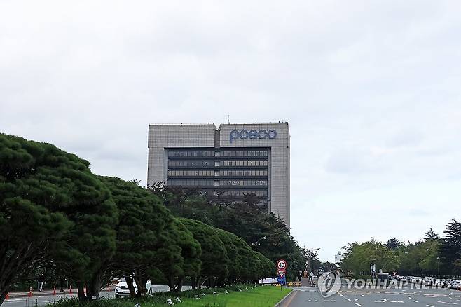 구름 낀 포스코 (포항=연합뉴스) 손대성 기자 = 한국노총 금속노련 포스코노동조합이 9일 오전 7시부터 48시간 부분 파업에 들어간 가운데 포스코 본사 주변에 구름 낀 하늘이 보이고 있다. 2026.9.9 sds123@yna.co.kr