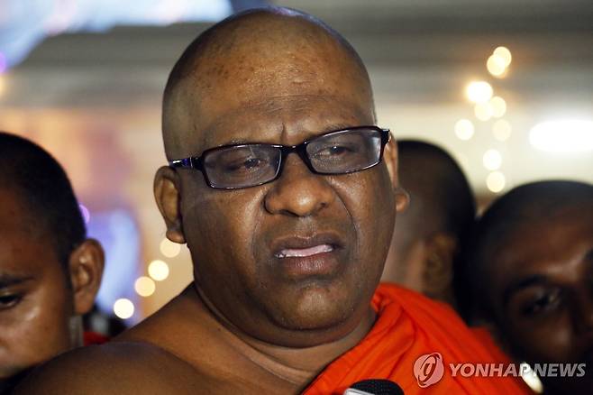 2019년 5월 사면된 직후 취재진에 답변하는 냐나사라  [EPA=연합뉴스 자료사진. 재판매 및 DB 금지]