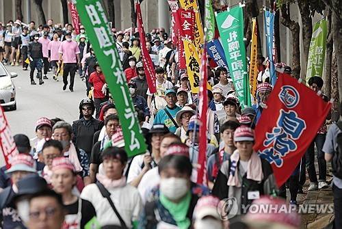 오키나와 기노완 미해병대 비행장 인근에서 평화행진하는 주민들 [교도=연합뉴스 자료사진. 재판매 및 DB 금지]