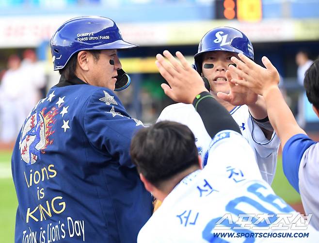 12일 대구 삼성라이온즈파크에서 열린 삼성과 LG의 경기. 2회말 삼성 강민호가 LG 톨허스트를 상대로 투런홈런을 날렸다. 동료들의 축하를 받고 있는 강민호. 대구=송정헌 기자songs@sportschosun.com/2026.09.12/