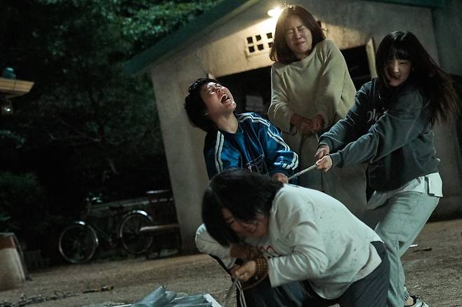 영화 <경주기행>에서 네 모녀가 도망치려는 살인범 백상현을 붙잡고 있다. 롯데엔터테인먼트 제공