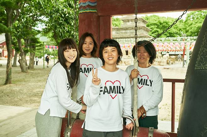 영화 <경주기행>의 네 모녀, 엄마 옥실(이정은)과 첫째 장주(공효진), 둘째 영주(박소담), 셋째 동주(이연)가 경주 불국사에서 알리바이를 만들기 위한 가족 사진을 찍고 있다. 롯데엔터테인먼트 제공