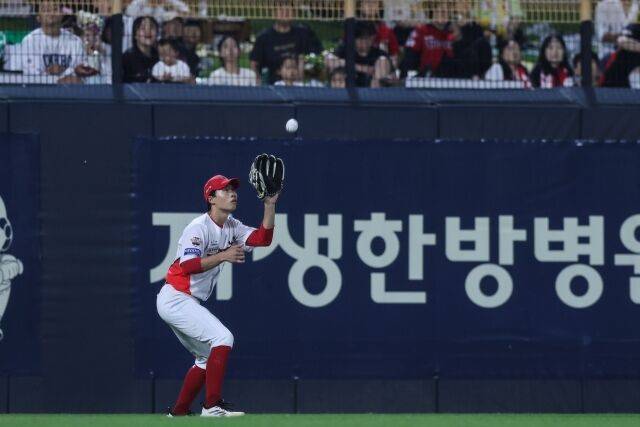 KIA 타이거즈 박재현이 10일 광주 KIA챔피언스필드에서 열린 NC 다이노스와의 홈 경기서 수비하고 있다./KIA 타이거즈 제공