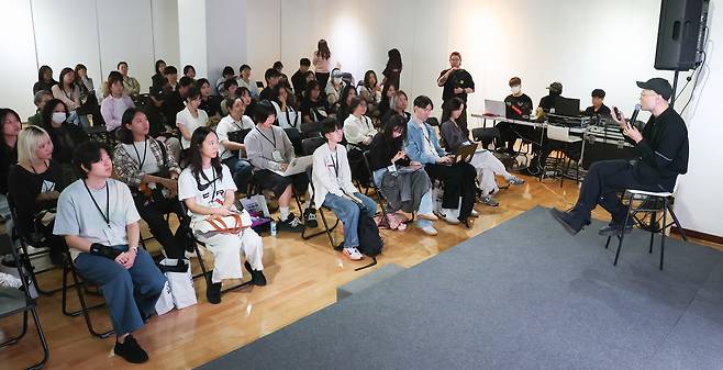 10일 서울 종로구 홍익대학교 대학로 아트센터에서 열린 ‘2026 예술 일자리 박람회’에서 참석자들이 전문가 특강을 듣고 있다. [윤창빈 기자]