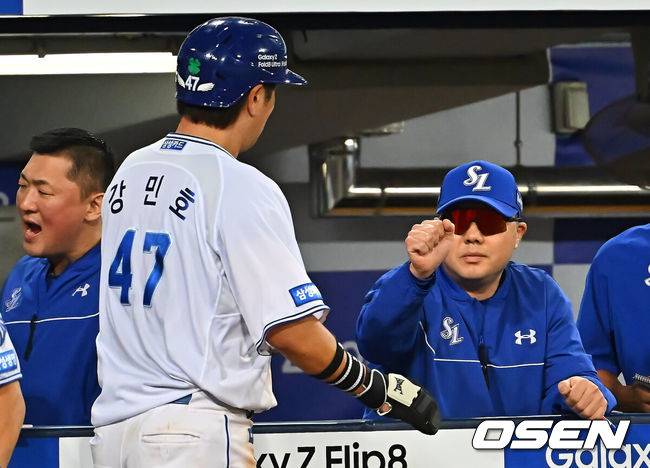 [OSEN=대구, 이석우 기자] 12일 대구삼성라이온즈파크에서 2026 신한 SOL KBO 리그 삼성 라이온즈와 LG 트윈스의 경기가 열렸다. 홈팀 삼성은 후라도가, 방문팀 LG는 톨허스트가 선발 출전했다. 삼성 라이온즈 강민호가 7회말 무사 1,3루 박승규의 2루수 병살때 득점을 올리고 박진만 감독과 하이파이브를 하고 있다. 2026.09.12 / foto0307@osen.co.kr