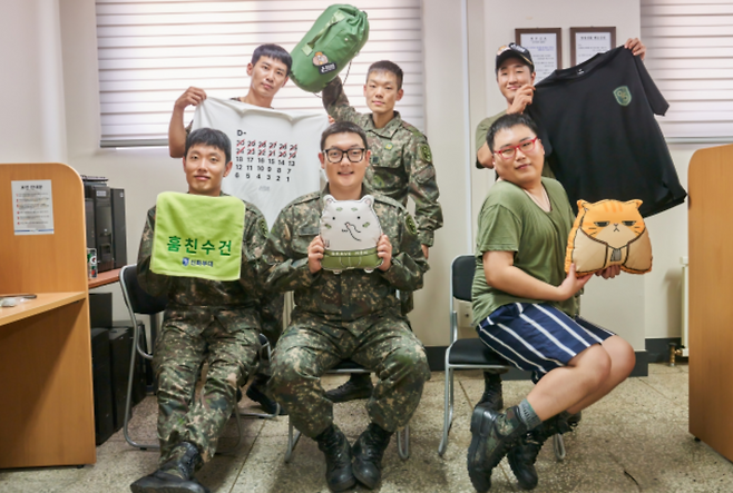 tvN ‘우주떡집’ 팝업스토어에서 토롱이와 기념사진을 찍는 오마이걸 미미(위), ENA ‘신병4: 사보타주’ 팝업스토어. 방송 콘텐츠를 직접 체험하는 참여형 공간이 늘고 있다. 사진｜채널십오야 공식 SNS 캡처, KT스튜디오지니 제공