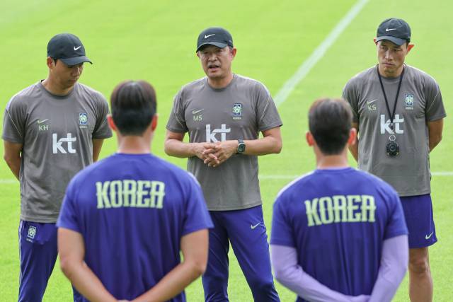 2026 아이치·나고야 아시안게임에 출전하는 축구대표팀 이민성 감독이 천안 코리아풋볼파크에서 열린 소집 훈련 시작 전 선수들에게 지시사항을 전달하고 있다. 연합뉴스