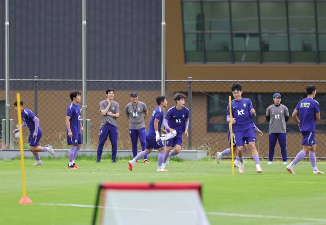 2026 아이치·나고야 아시안게임에 출전하는 축구대표팀 이민성 감독이 천안 코리아풋볼파크에서 훈련하는 선수들을 지켜보고 있다. 연합뉴스