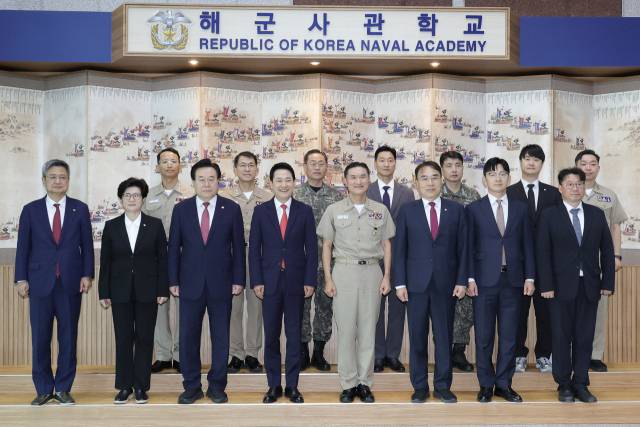 장동혁 국민의힘 대표가 지난 11일 진해 해군사관학교를 방문해 해군 관계자들과 함께 기념 촬영을 하고 있다./국민의힘 경남도당/