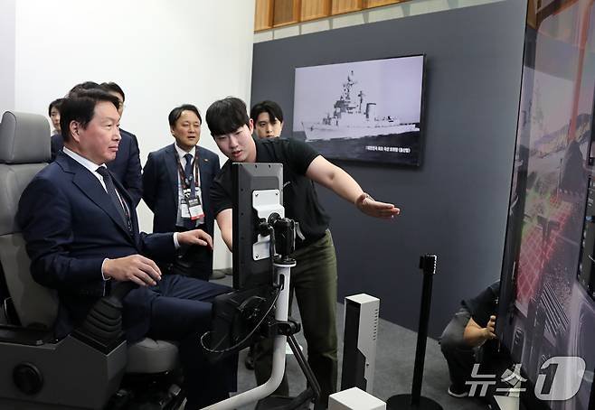 최태원 SK그룹 회장이 11일 울산시 울주군 울산전시컨벤션센터(UECO)에서 ‘2026 울산포럼’과 연계해 열린 ‘WAVE 2026(울산세계미래산업박람회)’ 전시장을 찾았다. 최 회장이 HD현대 부스에서 VR 시뮬레이션을 체험하는 모습. (사진제공=SK이노베이션)
