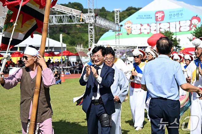 13일 최훈식 전북 장수군수가 '한우랑 사과랑 축제' 깃절놀이를 관람하며 박수를 치고 있다. 축제는 이날까지 의암공원 일원에서 열린다.(장수군 제공. 재판매 및 DB 금지)2026.9.13
