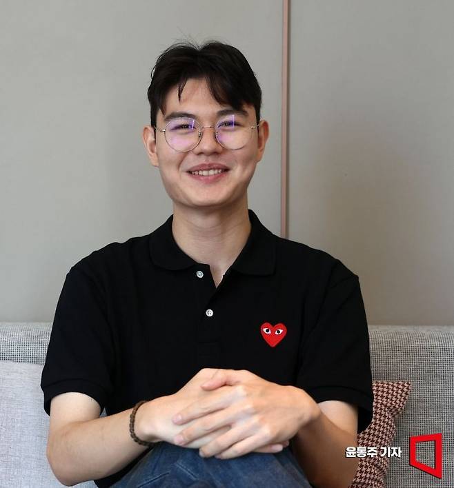 최형빈 애딧앤아크 대표가 포즈를 취하고 있다. 윤동주 기자
