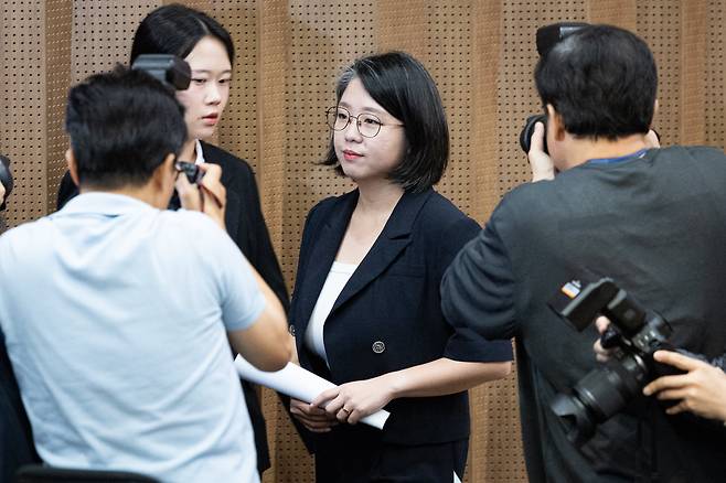 용혜인 성평등가족부 장관 후보자가 13일 오전 서울 여의도 국회 소통관에서 장관 후보직 사퇴 기자회견을 마친 뒤 이동하고 있다. /뉴스1