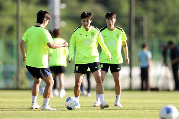 한국 여자축구 대표팀 지소연(가운데)이 2026 아이치·나고야 아시안게임을 앞두고 지난 7일 천안 코리아풋볼파크에서 훈련에 임하고 있다. 대한축구협회