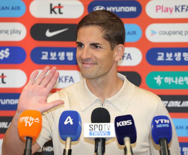 미소 보이는 모레노 감독(영종도=연합뉴스) 류영석 기자 = 축구 국가대표팀 '임시 사령탑'으로 선임된 로베르트 모레노 감독이 13일 인천국제공항 제1여객터미널을 통해 입국해 미소를 짓고 있다. 2026.9.13