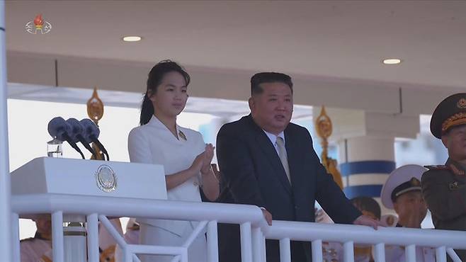 조선중앙TV는 김정은 북한 국무위원장이 지난 6일 동해 원산항에서 열린 강건호 취역 기념식에 참석했다고 7일 보도했다. 이 자리에는 부인 리설주, 딸 김주애가 함께했다. [조선중앙TV 캡처]