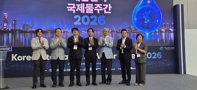지난 9일 대구 엑스코에서 열린 차세대 물 산업 신기술 공개 행사에 참석한 박동욱 한국환경공단 과장, 윤도헌 문창 영업이사, 방재웅 아키테크 대표, 백상원 월드워터 대표, 김진원 수자원기술 고문, 유광태 유앤유 대표, 김해심 한국환경공단 판로촉진부장(왼쪽부터).  대구 지홍구 기자
