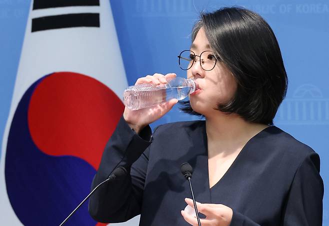용혜인 성평등가족부 장관 후보자가 10일 국회 소통관에서 열린 입장 발표 기자회견에서 물을 마시고 있다. [연합]