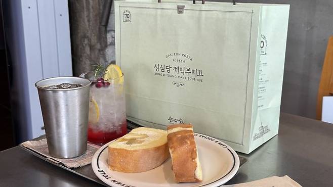 [대전=뉴시스] 박혜민 인턴기자 = 대전 중구 카페 ‘오픈톨드’에서 성심당에서 구매한 빵과 음료를 함께 즐기는 모습. 2026.09.11. *재판매 및 DB 금지