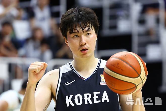 [수원=뉴시스] 황준선 기자 = 31일 경기 수원시 KT 소닉붐 아레나에서 열린 2027 국제농구연맹(FIBA) 월드컵 아시아 예선 대한민국과 사우디아라비아의 경기, 한국 이현중이 상대 반칙 판정을 얻어낸 뒤 기뻐하고 있다. 2026.08.31. hwang@newsis.com
