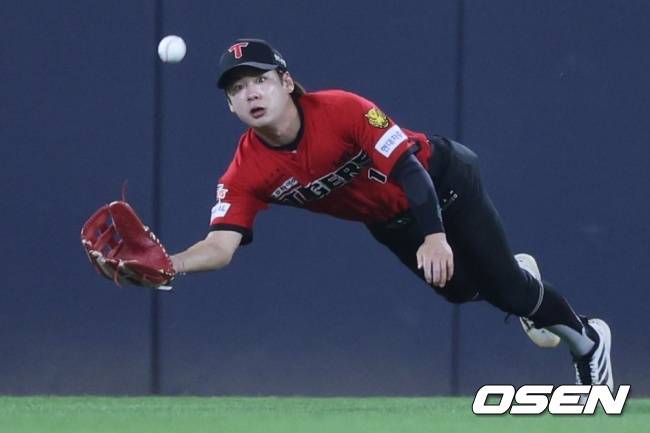 KIA 박정우가 안타성 타구를 걷어내고 있다./KIA 타이거즈 제공