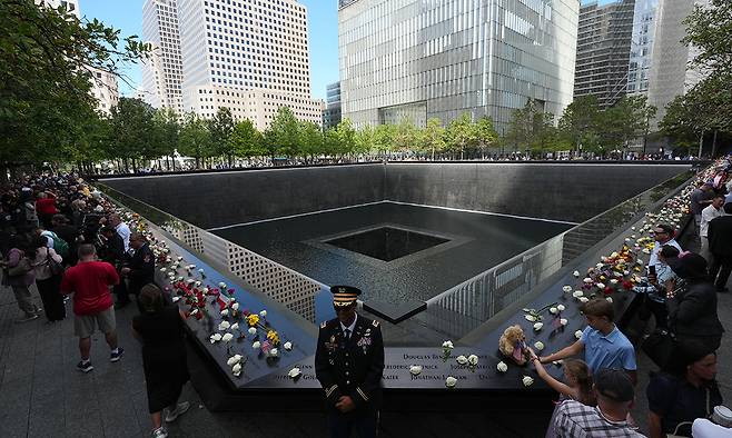 9·11 테러로 무너졌던 미국 뉴욕의 옛 세계무역센터 건물이 위치한 자리인 ‘그라운드 제로’에서 11일(현지시간) 9·11테러 25주년 행사가 열리고 있다.뉴욕=EPA연합뉴스