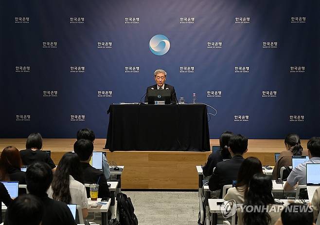 8월 금통위 통화정책방향 간담회 (서울=연합뉴스) 신현송 한국은행 총재가 27일 서울 중구 한국은행에서 열린 금융통화위원회 통화정책방향 간담회에서 질의에 답하고 있다. 2026.8.27 [사진공동취재단] photo@yna.co.kr
