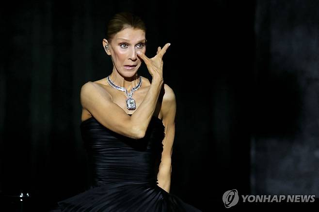무대 위 기쁨의 눈물 [AFP=연합뉴스. 재판매 및 DB 금지]