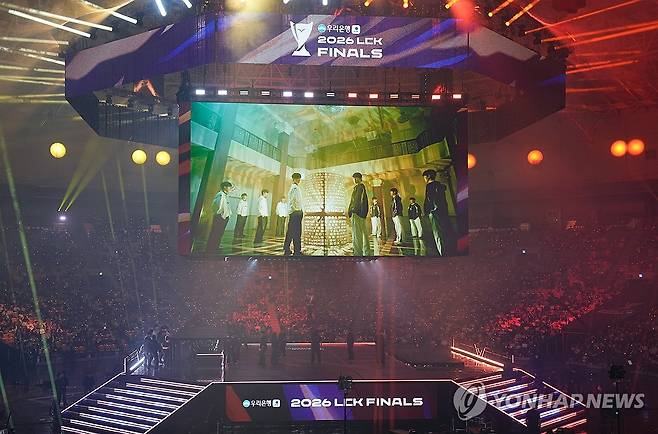 2026 LCK 결승전…젠지 vs 한화생명 승자는 (서울=연합뉴스) 김주환 기자 = 2026 리그 오브 레전드 챔피언스 코리아(LCK) 결승전이 열린 13일 서울 송파구 KSPO돔 내 경기장에 팬들이 모여 있다.
    젠지와 한화생명e스포츠는 이날 결승전에서 2026 LCK 챔피언 자리를 놓고 대결한다. 2026.9.13 jujuk@yna.co.kr
