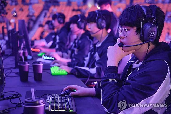 장비 점검하는 한화생명e스포츠 (서울=연합뉴스) 김주환 기자 = 한화생명e스포츠 선수단이 13일 서울 송파구 KSPO돔에서 열린 2026 리그 오브 레전드 챔피언스 코리아(LCK) 결승전을 앞두고 장비를 점검하고 있다. 2026.9.13 jujuk@yna.co.kr