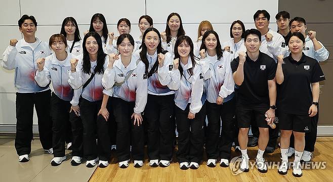 아시안게임 출국 앞둔 배구 여자 국가대표 (영종도=연합뉴스) 김성민 기자 = 아시안게임 배구 여자 국가대표 선수들이 13일 인천 영종도 인천국제공항 제2여객터미널에서 출국 전 기념촬영을 하고 있다. 2026.9.13 ksm7976@yna.co.kr