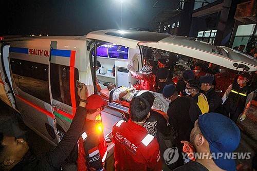 생존자 이송하는 인도네시아 구조대원들 [AFP=연합뉴스. 재판매 및 DB 금지]