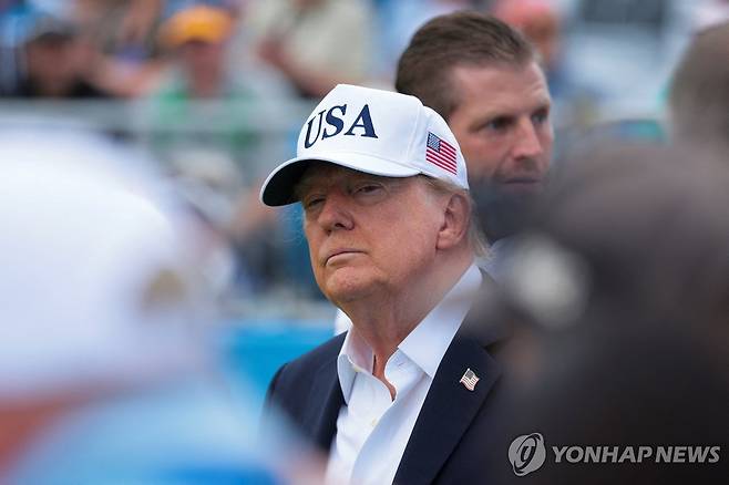아이리시 오픈 참관하는 트럼프 [로이터=연합뉴스. 재판매 및 DB 금지]
