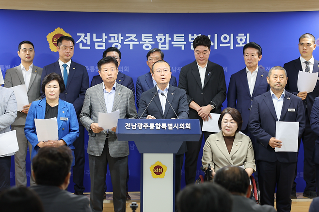 성명 발표하는&nbsp;서남권&nbsp;의원들. 독자 제공