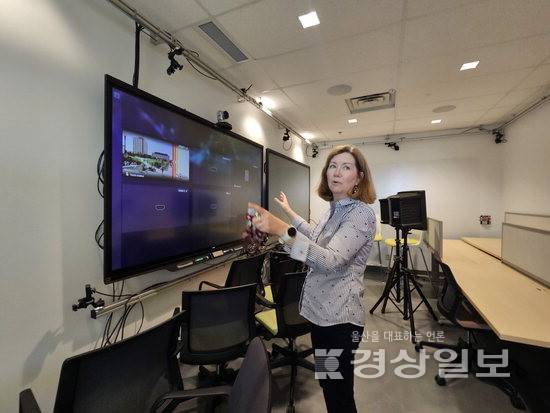 ▲ 캘거리대학교 관계자가 환자에게 진료 관련 정보를 보여주는 스크린 기반 프로그램에 대해 설명하고 있다.