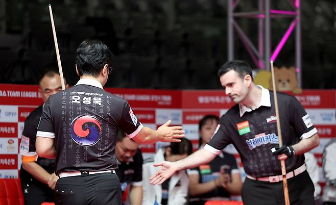 ▲ '웰컴저축은행 PBA 팀리그 포항시 투어 2026-2027' 에 출전중인 PBA브레이커스 선수들이 한글 유니폼을 입고 나와 눈길을 끌었다. 사진은 브레이커스 안토니오 몬테스(오른쪽)와 오성욱 모습. PBA제공