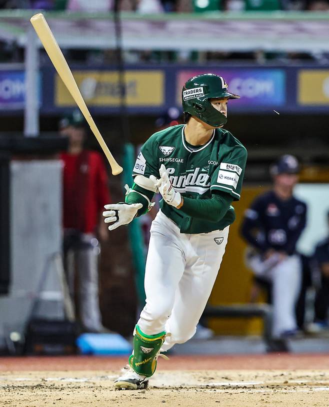 SSG 김요셉이 4일 인천SSG랜더스필드에서 열린 2026 KBO리그 두산전에서 타격하고 있다. 사진 | SSG 랜더스