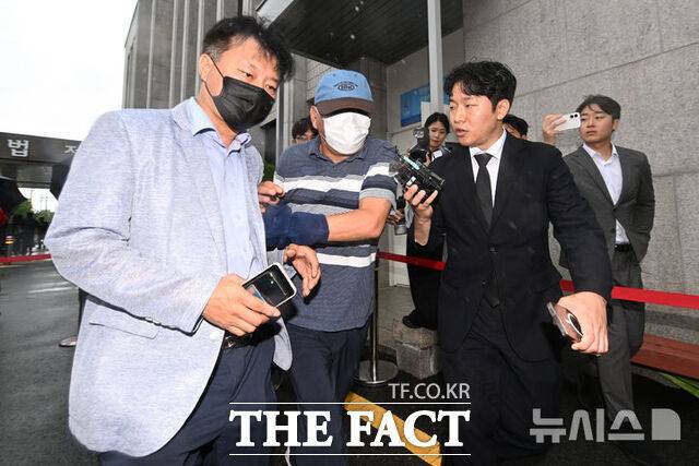 '장윤기 사건'과 관련해 증거인멸 혐의를 받고 있는 광주 광산경찰서 소속 경찰관이 광주지법에서 열린 구속 전 피의자 심문(영장실질심사)을 마치고 이동하고 있다. /뉴시스