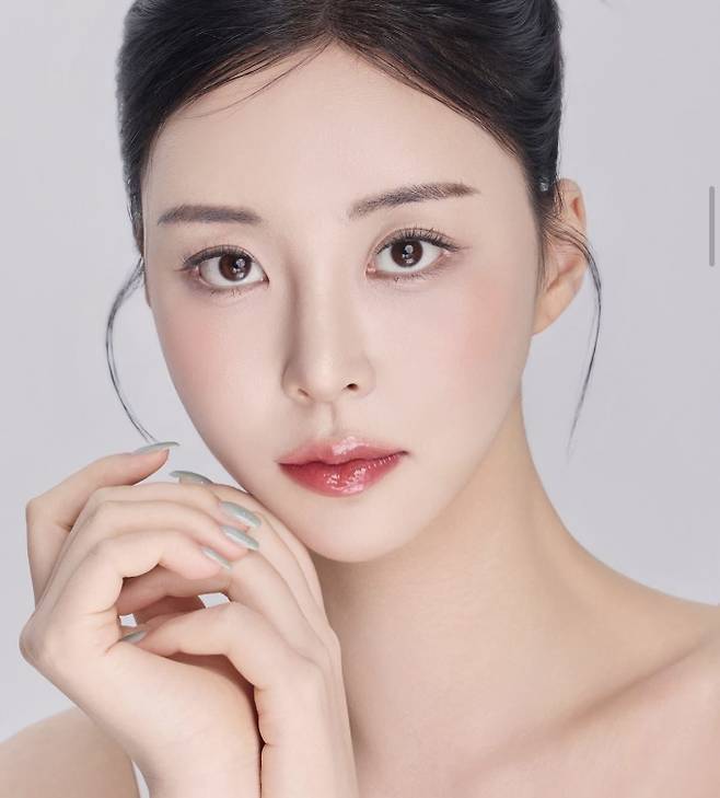 유채련, 새 프로필 촬영 현장 공개… “새로운 모습을 기록하고 온 날”