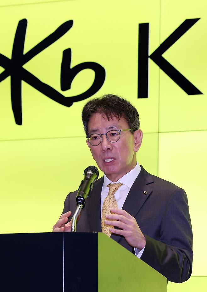 차기 KB금융 회장 후보로 내정된 이재근 KB금융그룹 부문장이 14일 오전 서울 영등포구 여의도 KB금융 신관에서 소감을 밝히고 있다./뉴스1