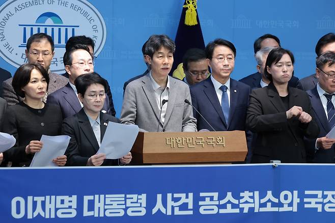 더불어민주당 박성준, 이건태, 윤건영 등 민주당 의원들이 12일 서울 여의도 국회 소통관에서 이재명 대통령 사건 공소취소·국정조사 추진 의원모임 출범 기자회견을 하고 있다. 2026.02.12 /남강호 기자