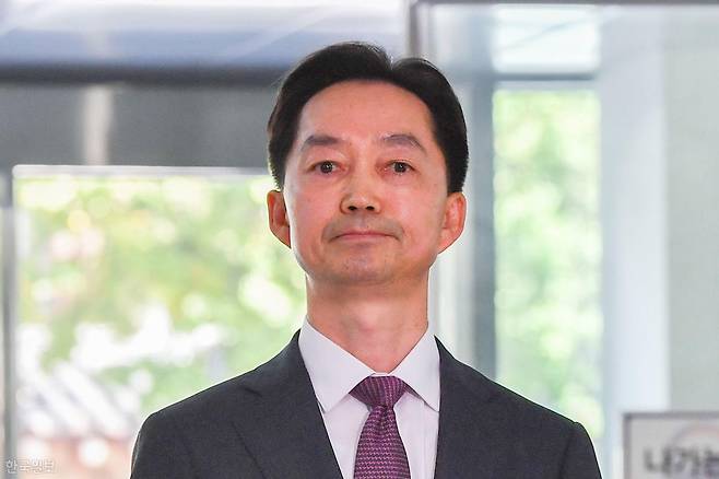중대범죄수사청장 후보로 지명된 김지용 변호사가 8일 인사청문회 준비 사무실이 마련된 서울 종로구 정부서울청사 창성동 별관으로 첫 출근을 하고 있다. 박수본 인턴기자