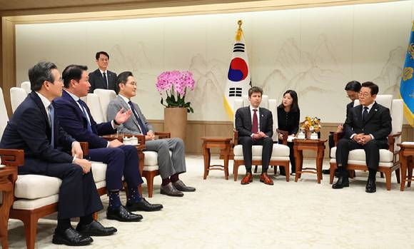 용산 대통령실에서 열린 이재명 대통령과 오픈AI 샘 올트먼 대표의 접견에 참석한 최태원 SK그룹 회장이 발언하고 있다. [사진=연합뉴스]