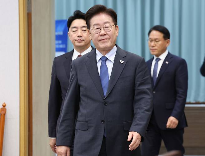 이재명 대통령이 11일 청와대에서 열린 수석보좌관회의에 입장하고 있다. 뉴스1