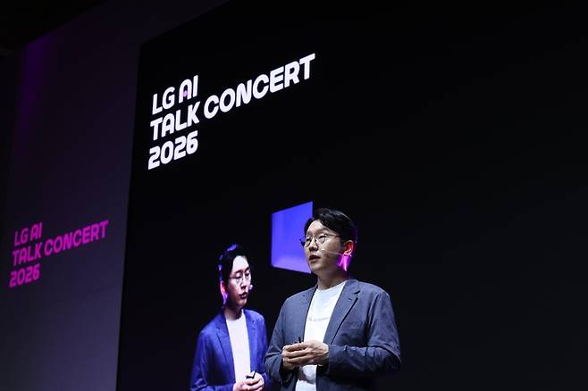 ‘LG AI 토크 콘서트 2026’에서 임우형 LG AI연구원 공동 연구원장이 발표하는 모습. [(주)LG 제공]