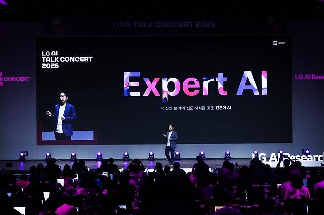 ‘LG AI 토크 콘서트 2026’에서 임우형 LG AI연구원 공동 연구원장이 발표하는 모습. [(주)LG 제공]