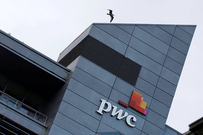 지난 1월 17일(현지시간) 아일랜드 더블린 국제금융서비스센터(IFSC)에 있는 PwC 로고 [로이터=연합뉴스]