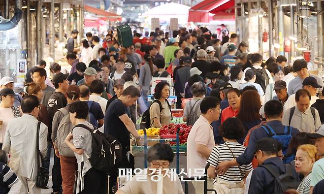 추석을 10여일 앞둔 9월 13일 서울 청량리 청과시장이 장을 보는 시민들로 붐비고 있다.  [이승환기자]